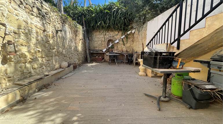 Naxxar circa 160sqm Townhouse with large outdoor and full airspace 